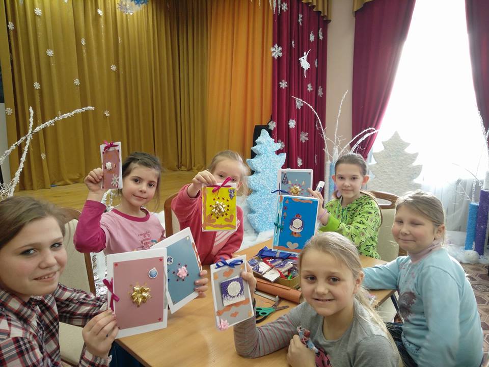 Дети создают рукотворную зимнюю сказку 