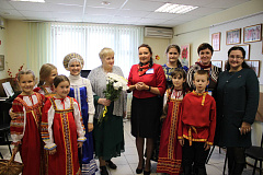 Праздник встретили песнями 